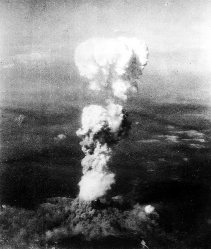 広島に原爆のキノコ雲